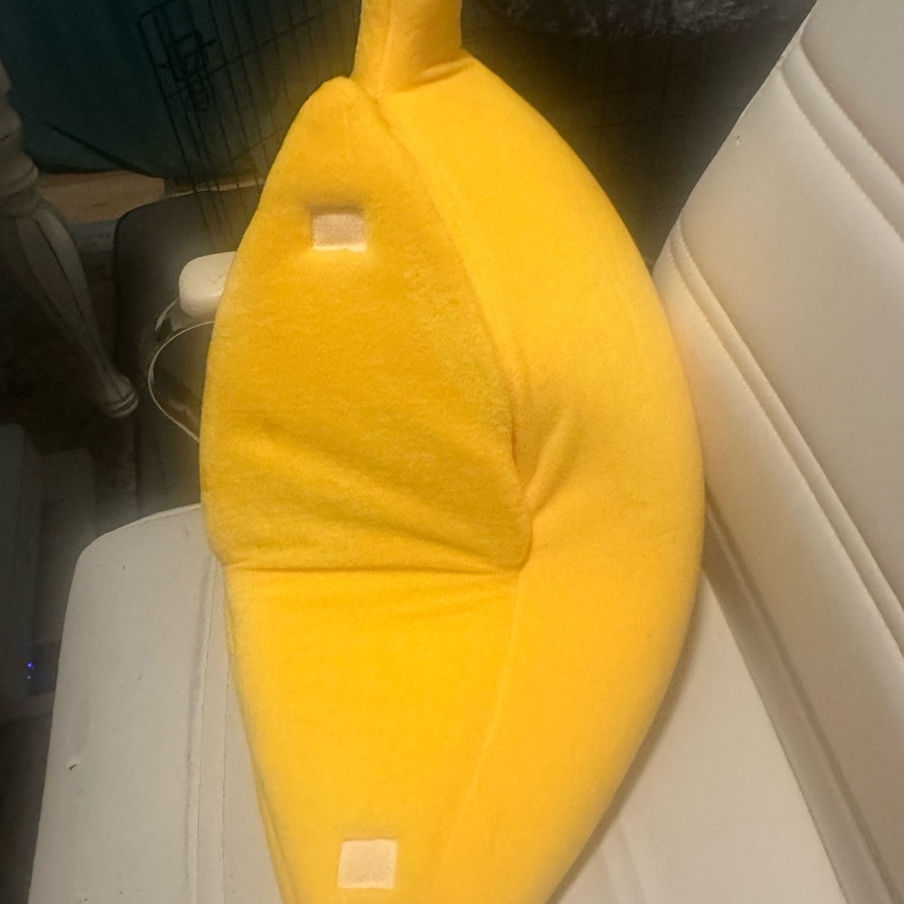 Cozy Banana-Shaped Cat Bed - Yellow